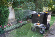 FEATURE - Rainos Roboter zur automatischen Bewässerung von Gräbern  auf dem Friedhof in Hamburg
