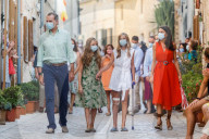 ROYALS - Prinzessin Sofia von Spanien an einer Krücke mit Familie zu Besuch in Petra auf Mallorca