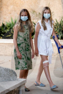 ROYALS - Prinzessin Sofia von Spanien an einer Krücke mit Familie zu Besuch in Petra auf Mallorca
