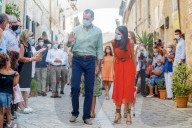 ROYALS - Prinzessin Sofia von Spanien an einer Krücke mit Familie zu Besuch in Petra auf Mallorca