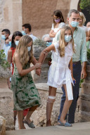 ROYALS - Prinzessin Sofia von Spanien an einer Krücke mit Familie zu Besuch in Petra auf Mallorca