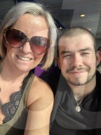 FEATURE - Schmuck aus Muttermilch und Plazenta: Ehemalige  Lehrerin gründet ein sonderbares Unternehmen