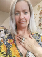 FEATURE - Schmuck aus Muttermilch und Plazenta: Ehemalige  Lehrerin gründet ein sonderbares Unternehmen