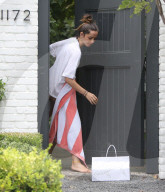 PREMIUM EXCLUSIVE Ana De Armes gets sushi meal delivered