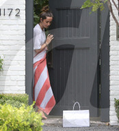 PREMIUM EXCLUSIVE Ana De Armes gets sushi meal delivered