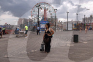NEWS - Coronavirus: Sommertag am Strand von Coney Island, NY