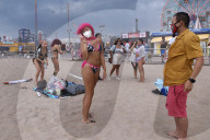 NEWS - Coronavirus: Sommertag am Strand von Coney Island, NY
