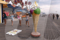 NEWS - Coronavirus: Sommertag am Strand von Coney Island, NY