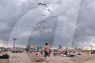 NEWS - Coronavirus: Sommertag am Strand von Coney Island, NY