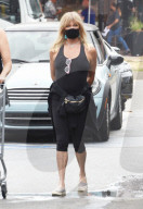 PREMIUM EXCLUSIVE Goldie Hawn Is A Total Knockout During Grocery Run