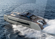 FEATURE - Sportliche Katamaran-Yacht mit eigenem Tauchboot