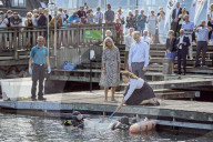 ROYALS - Kronprinzessin Mary von Dänemark entlässt Nagelrochen ins Meer