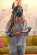 PEOPLE -  Sarah Jessica Parker bedient Kunden
 in ihrem SJP-Flagship-Store in New York