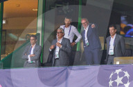 NEWS - Vorstand des FC Bayern auf der Tribüne beim CL-Halbfinal in Lissabon