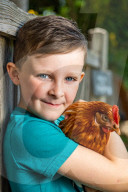 FEATURE - Den 6-jährigen Frankie Burnett und seine Henne Rosie verbindet eine innige Freundschaft