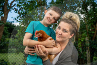 FEATURE - Den 6-jährigen Frankie Burnett und seine Henne Rosie verbindet eine innige Freundschaft