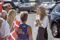 Mary entlässt Nagelrochen ins Meer beim Besuch des Kattegatcenters in Grenaa