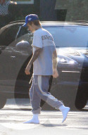 EXKLUSIV -  Justin Bieber kehrt in Socken in sein Haus in Beverly Hills zurück