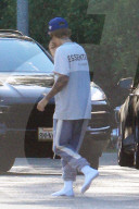 EXKLUSIV -  Justin Bieber kehrt in Socken in sein Haus in Beverly Hills zurück