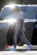 EXKLUSIV -  Justin Bieber kehrt in Socken in sein Haus in Beverly Hills zurück