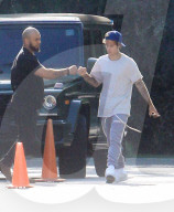 EXKLUSIV -  Justin Bieber kehrt in Socken in sein Haus in Beverly Hills zurück
