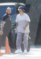 EXKLUSIV -  Justin Bieber kehrt in Socken in sein Haus in Beverly Hills zurück