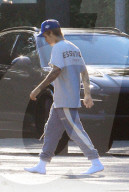 EXKLUSIV -  Justin Bieber kehrt in Socken in sein Haus in Beverly Hills zurück