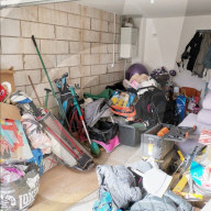 FEATURE -  Die Antwort auf Marie Kondo: Zwei Schwestern entrümpeln für 250 Euro am Tag fremde Haushalte