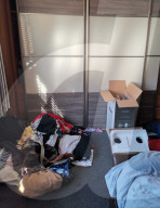 FEATURE -  Die Antwort auf Marie Kondo: Zwei Schwestern entrümpeln für 250 Euro am Tag fremde Haushalte