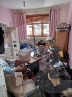 FEATURE -  Die Antwort auf Marie Kondo: Zwei Schwestern entrümpeln für 250 Euro am Tag fremde Haushalte