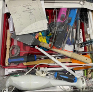FEATURE -  Die Antwort auf Marie Kondo: Zwei Schwestern entrümpeln für 250 Euro am Tag fremde Haushalte