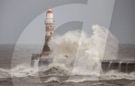 NEWS -  n der Brandung: Der Roker Lighthouse Leuchtturm in Sunderland