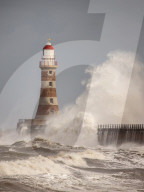 NEWS -  n der Brandung: Der Roker Lighthouse Leuchtturm in Sunderland