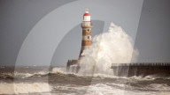 NEWS -  n der Brandung: Der Roker Lighthouse Leuchtturm in Sunderland