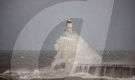 NEWS -  n der Brandung: Der Roker Lighthouse Leuchtturm in Sunderland
