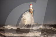 NEWS -  n der Brandung: Der Roker Lighthouse Leuchtturm in Sunderland