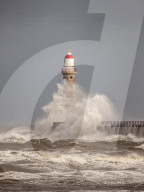 NEWS -  n der Brandung: Der Roker Lighthouse Leuchtturm in Sunderland