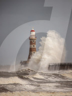 NEWS -  n der Brandung: Der Roker Lighthouse Leuchtturm in Sunderland