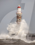 NEWS -  n der Brandung: Der Roker Lighthouse Leuchtturm in Sunderland