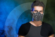 FEATURE - Schutzmaske spielt auch Musik ab und hat GPS