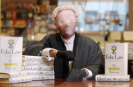 NEWS - "The Secret Barrister" lanciert Buch in London