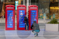 FEATURE - Kunstinstallation mit klassischen Telefonzellen in London