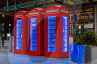 FEATURE - Kunstinstallation mit klassischen Telefonzellen in London