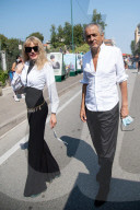 PEOPLE - Filmfestival Venedig: Arielle Dombasle und Bernard-Henry Levy treffen im Excelsior ein 