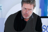 NEWS - Der Bundesvorsitzende der Grünen Robert Habeck bei seinem Besuch bei der Firma Epson