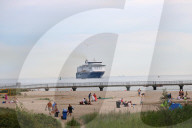 FEATURE - Dicke Schiffe, dicke Luft? Eine Color Line Fähre bei der Einfahrt in die Kieler Förde