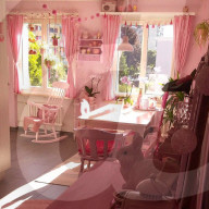 FEATURE -  Besessen von Pink: Lehrerin dekoriert ihr Haus komplett in der rosa Knallfarbe