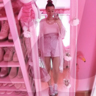 FEATURE -  Besessen von Pink: Lehrerin dekoriert ihr Haus komplett in der rosa Knallfarbe