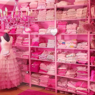 FEATURE -  Besessen von Pink: Lehrerin dekoriert ihr Haus komplett in der rosa Knallfarbe