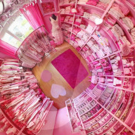FEATURE -  Besessen von Pink: Lehrerin dekoriert ihr Haus komplett in der rosa Knallfarbe
